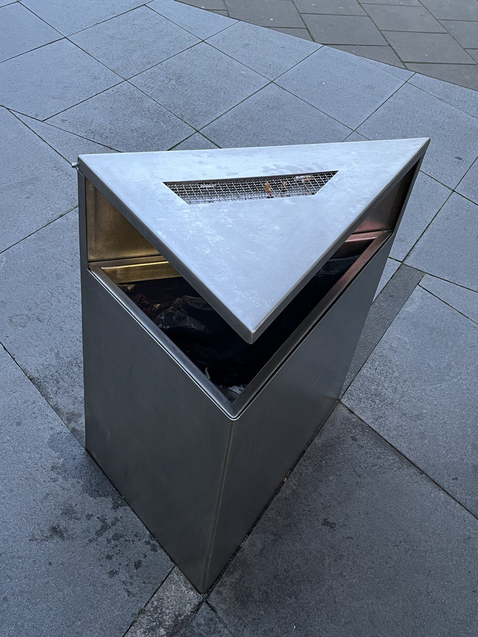 Trash bin